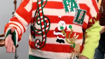 Pull de Noël moche porté par Jimmy Fallon dans The Tonight Show avec Jimmy Fallon