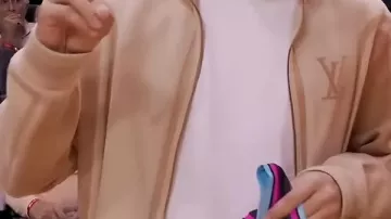 Veste bomber portée par Carlos Alcaraz lors des Milwaukee Bucks contre Miami Heat