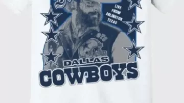 T-shirt graphique Post Malone porté par Post Malone à Post Malone SPECTACLE complet de la mi-temps de Thanksgiving