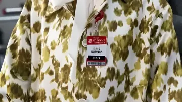 Manteau imprimé vert & blanc porté par Elsbeth Tascioni (Carrie Preston) à Elsbeth (S03)