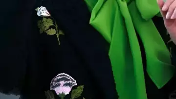 Manteau fleuri noir porté par Elsbeth Tascioni (Carrie Preston) à Elsbeth (S03)