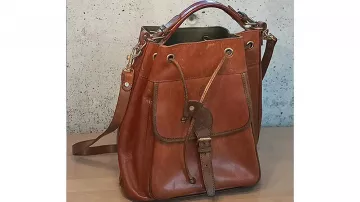 Grand seau en cuir à bandoulière ou sac à main « Hobo » d’Agathe (Camille Rutherford) dans Jane Austen a ruiné ma vie