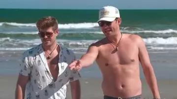 Un chapeau de camionneur en mousse Tequila Por Favor pour orteils porté par Austen Kroll tel que vu dans Southern Charm (S11E02)