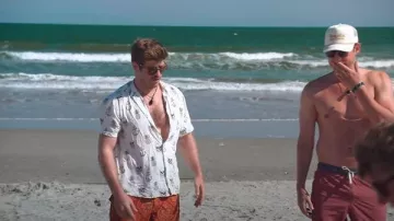 Camisa de pirata de bloque y tinta que lleva Shep Rose como se ve en Southern Charm (S11E02)