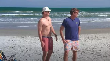 Bañadores estampados por miembros de Mark que llevan Shep Rose tal como se ve en Southern Charm (S11E02)