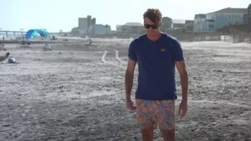 Mari Slippers Hari Mari Flop Surfer Tee azul marino llevadas por Shep Rose tal como se ve en Southern Charm (S11E02)