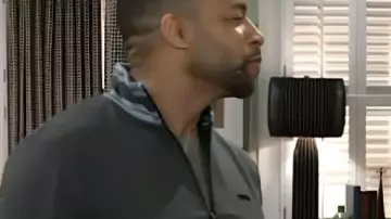 Chaqueta Stripe Rim Zip Track que lleva Martin Richardson (Brandon Claybon) como se ve en Más allá de las puertas