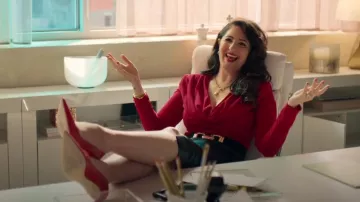 Ceinture élastique large et fouettée portée par Luciana (D’Arcy Carden) telle que vue dans Loot (S03E09)