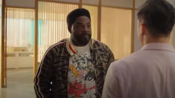 Survêtement camouflage style G porté par Howard (Ron Funches) tel que vu dans Loot (S03E09)