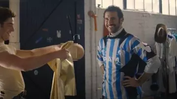 Avantages et maillot à manches courtes Mini Mondschein porté par Charlie (Jordan Firstman) comme on le voit dans I Love LA (S01E05)