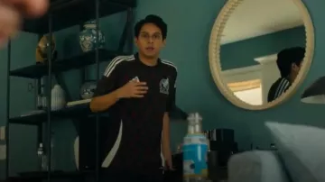 Maillot Adidas Mexico porté par Danny (Frankie A. Rodriguez) tel que vu dans Chad Powers (S01E05)