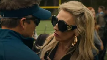 Boucles d’oreilles plissées en feuilles de cidre portées par Tricia (Wynn Everett) telles que vues dans Chad Powers (S01E05)