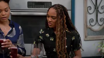 Urban Outfitters Carla Chemise utilitaire à col boutonné à l’avant Robe fleurie noire portée par Jazmine Payne (China Anne McClain) telle que vue dans House of Payne (S14E14)