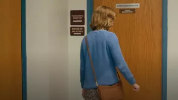 Style & Co Feed Bandolera Pequeña llevada por Natalie Trosper (Sophia Lillis) como se ve en The Chair Company (S01E07)