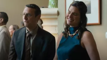 Combinaison cape-ceinture en satin de Reiss Farah en vert sarcelle, portée par Barb Trosper (Lake Bell) telle que vue dans The Chair Company (S01E07)