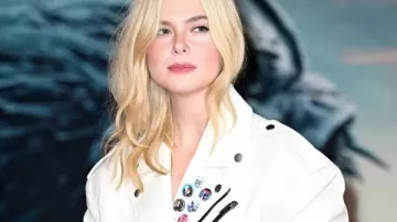 Veste en cuir blanche Elle Fanning de Predator Badlands portée par (Elle Fanning) dans Predator : Badlands