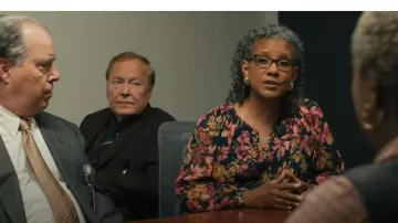 Blusa frontal abotonada color aquafloral que lleva Brenda (Zuleyma Guevara) como se ve en The Chair Company (S01E08)