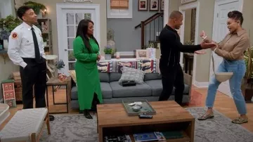 Zara Cream Asymetrical Shoulder Bag worn by Janine Payne (Demetria McKinney) as seen in House of Payne (S14E14)