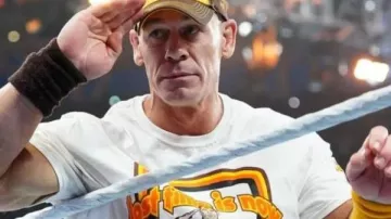 La camiseta blanca de John Cena en WWE Survivor Series que John Cena lleva en John Cena hace su última aparición en Survivor Series: Resúmenes de WarGames 2025