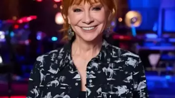 Camisa vaquera de The Voice S28 Reba McEntire llevada por Reba McEntire tal como se ve en The Voice