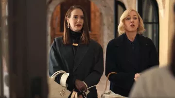 Dior Medium Dior Book Tote porté par Carrington Lane (Sarah Paulson) tel que vu dans All’s Fair (S01E07)