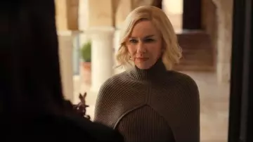 Capa de cuello alto Alta, Cashmere Rib Collection de Ralph Lauren, llevada por Liberty Ronson (Naomi Watts) tal como se ve en All's Fair (S01E07)