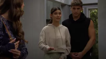 Sudadera corta de costillas cepilladas en color beige usada por Electra Forrester (Laneya Grace) como se ve en The Bold and the Beautiful el 28 de noviembre de 2025