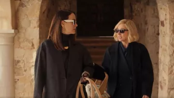 Manteau en laine à simple boutonnage Prada porté par Carrington Lane (Sarah Paulson) tel que vu dans All’s Fair (S01E07)