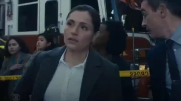 Hija favorita: La chaqueta de la ciudad, llevada por Eva Ramos (Juliana Aidén Martinez) vista en FBI (S08E07)