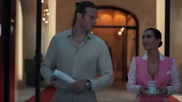 Camisa de seda de lunares Saint Laurent usada por Chase Munroe (Matthew Noszka) tal como se ve en All's Fair (S01E07)