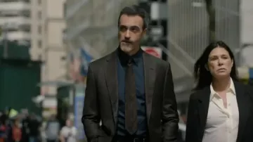 Corbata Zegna con patrón de espina de pescado usada por Vincent Riley (Reid Scott) vista en Ley y Orden (S25E04)