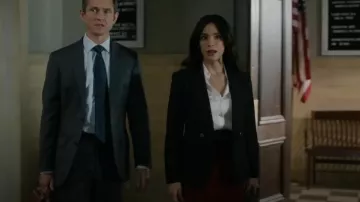 Sandro Courbevoie Blazer rayé porté par Samantha Maroun (Odelya Halevi) tel que vu dans Law & Order (S25E04)