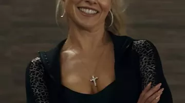 Veste de sport à imprimé léopard Landman S02 Ali Larter portée par Angela Norris (Ali Larter) à Landman