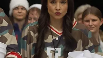 Le maillot camouflage rayé Rhiannon Fish 2025 de la Christmas Cup porté par le sergent Kelly Brandt (Rhiannon Fish) dans The Christmas Cup