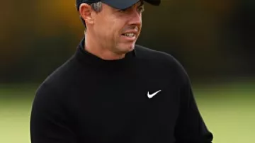 Rory McIlroy Crown Abierto de Australia 2025 con sudadera negra en rubia hace todo lo posible por llamar la atención de Rory