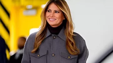 Paquete de Cuidado Navideño de la Cruz Roja de Melania Trump Chaqueta gris en MIRA: Melania Trump y Usha Vance preparan paquetes de ayuda para tropas estadounidenses en la Base Conjunta Andrews