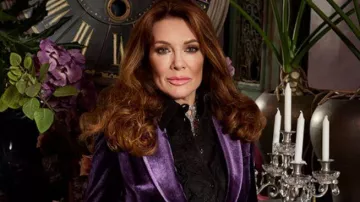 Chaqueta de terciopelo de algodón Tom Ford de un solo cruzamento llevada por Lisa Vanderpump, tal como se ve en Vanderpump Rules (S12E01)