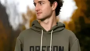 Sudadera de agradecimiento militar de los Oregon Ducks en tráiler de fútbol americano de Oregón 2025 | Los pájaros no están hechos para volar solos