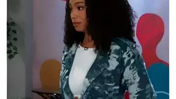 Más allá de The Gates 2025 RhonniRose Mantilla Camo Coat visto en Más allá de las Puertas (T1)