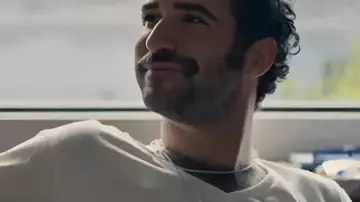 J’adore le t-shirt Jordan Firstman de LA porté par Charlie (Jordan Firstman) comme on le voit dans I Love LA (S01)