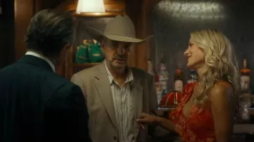 Robe PatBo Myosotis Flutter portée par Angela Norris (Ali Larter) telle que vue dans Landman (S02E03)