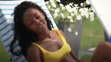 Kenny Flowers Le haut Capri Luxe Crinkle Sporty Sportif porté par Venita Aspen tel que vu dans Southern Charm (S11E03)