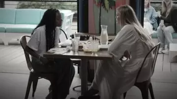 Kenny Flowers La robe Maxi en bambou blanc Jetset portée par Molly O’Connell telle que vue dans Southern Charm (S11E03)