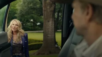 Versace Metal Mesh porté par Angela Norris (Ali Larter) tel que vu dans Landman (S02E03)