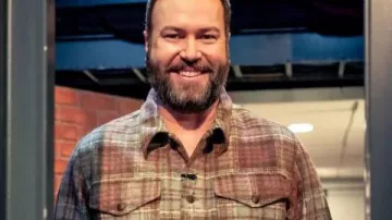 Taran Killam Late Night With Seth Meyers S13 Shirt worn by (Taran Killam) in Late Night with Seth Meyers (S12)