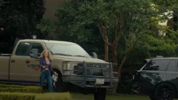 Vaqueros de campana de Taca-Taca, De Heidi, Adornados, que llevan Angela Norris (Ali Larter), como se ve en Landman (S02E03)