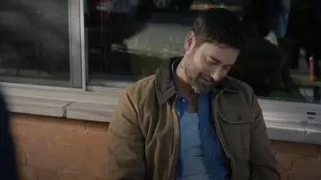 Chemise à manches courtes Nudie Jeans Lance portée par Matt Riley (Ryan Eggold) telle que vue dans Law & Order (S25E06)