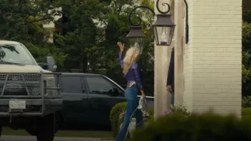 Bolso de plata Balenciaga le City llevado por Angela Norris (Ali Larter) tal como se ve en Landman (S02E03)