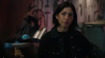 Cardigan en denim superposé Sandro porté par Violet Yee (Connie Shi) tel que vu dans Law & Order (S25E06)