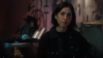 Cardigan en denim superposé Sandro porté par Violet Yee (Connie Shi) tel que vu dans Law & Order (S25E06)